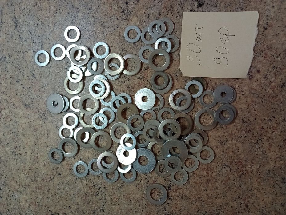 Новые болты с гайкой и шайбой