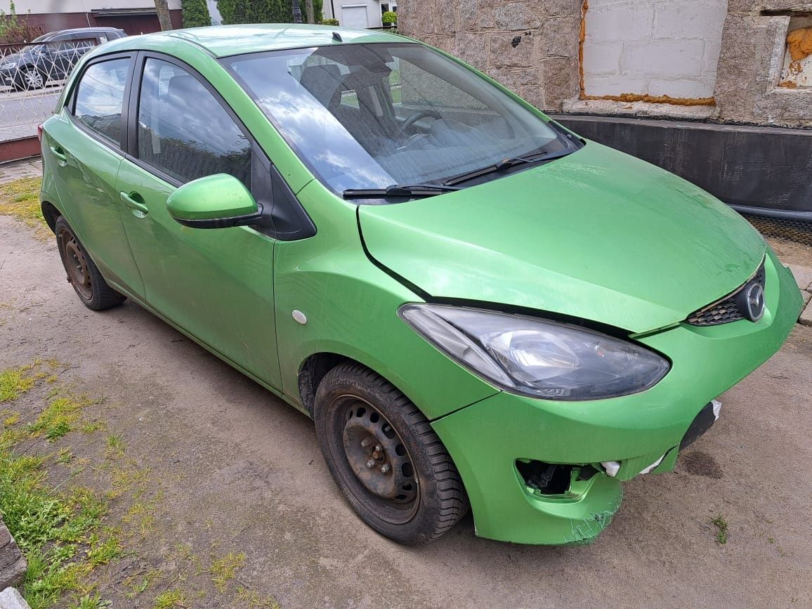 Mazda 2 1.6d 2009r uszkodzony zderzak