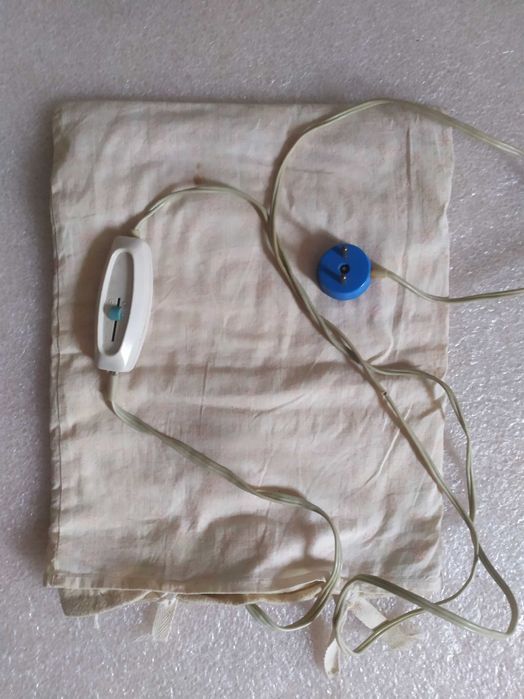 Продаю электрическую грелку с чехлом и регулировкой Отличное состояние