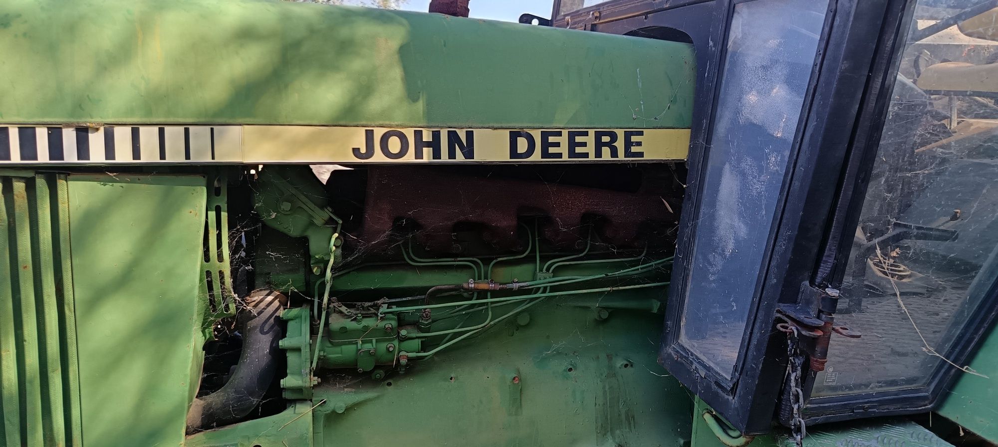 Trator John Deere com Alfaias Agrícolas