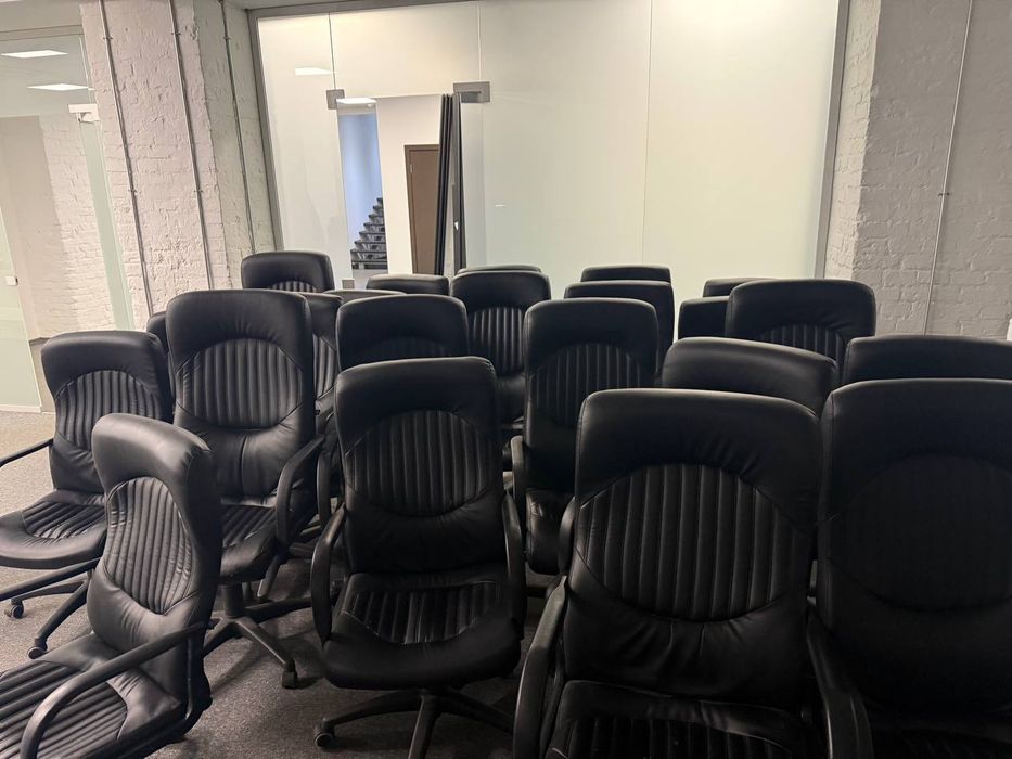 РОЗПРОДАЖ МЕБЛІВ,столи, оргтехніка,крісла,стільці,стелажі,полиці,тумби