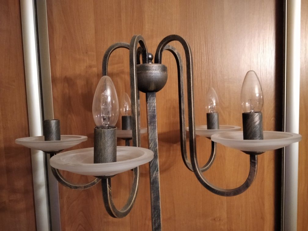 Lampa stojąca z metaloplastyki