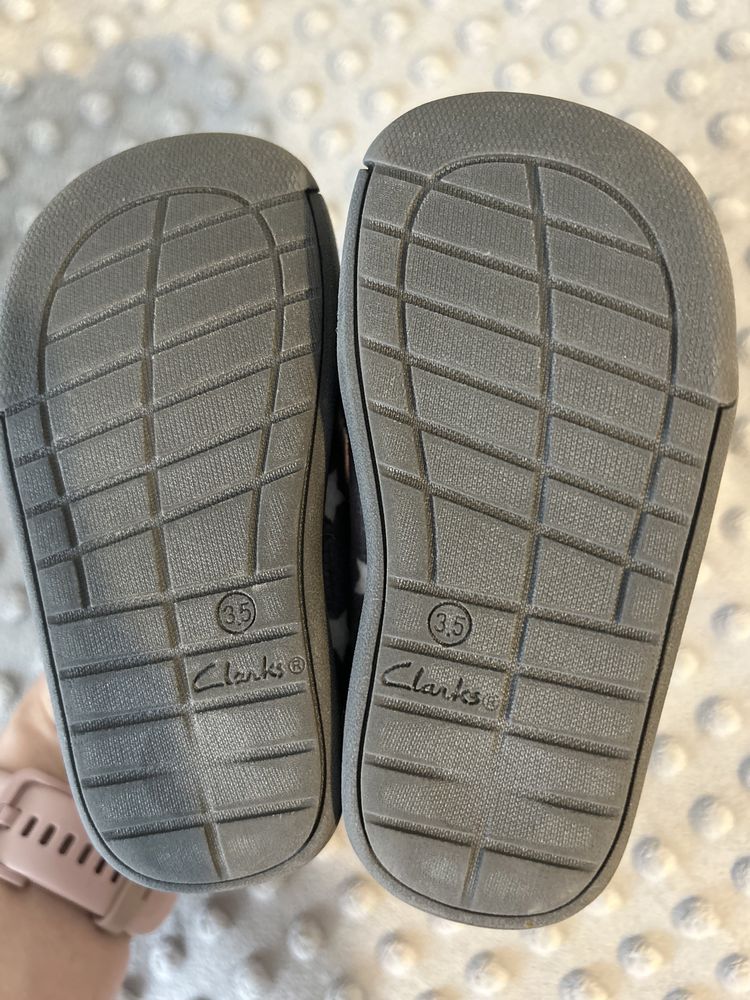 Clarks kapcie domowe/ do żłobka Nowe