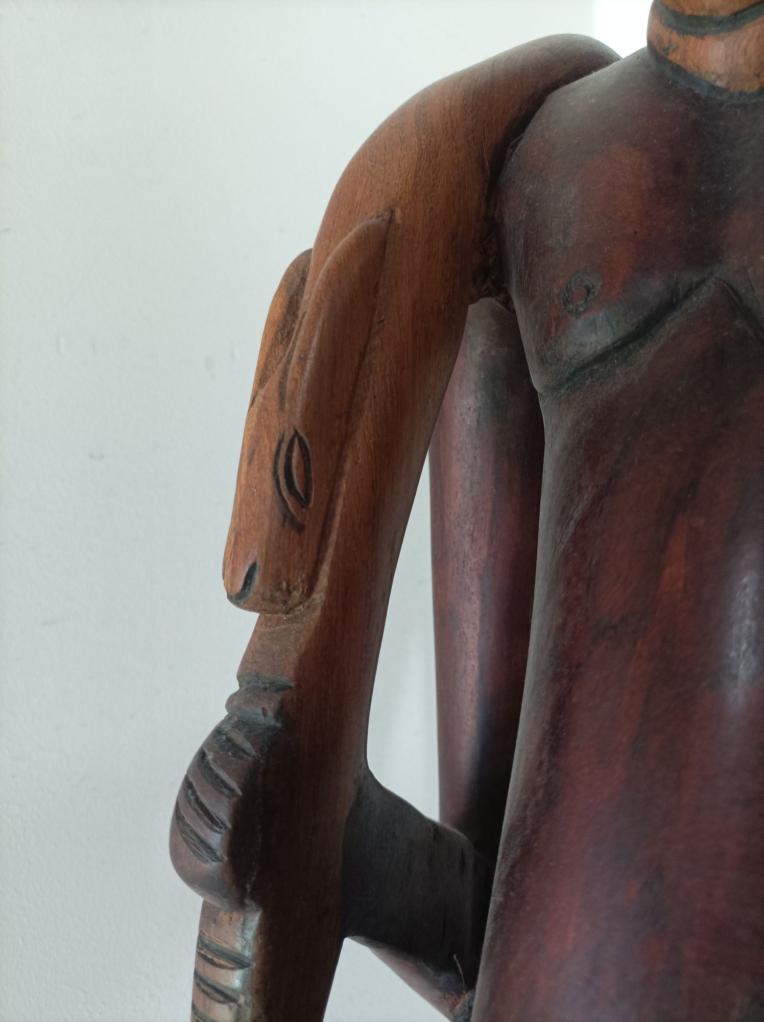 Escultura de artesanato africano , homem caçador