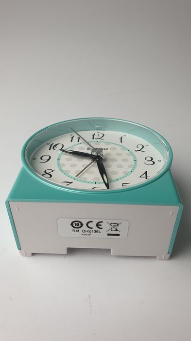 Budzik stojący ze wskazówkami