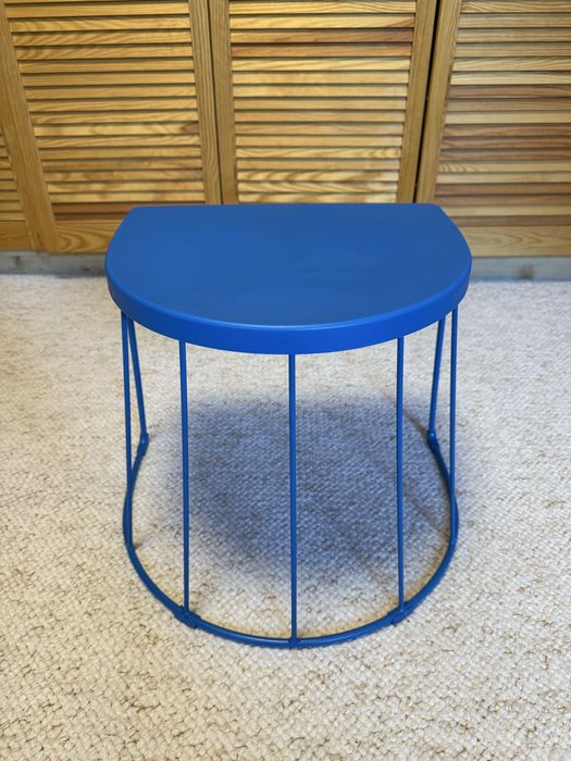 Niebieski stolik kawowy nocny retro Ikea Tranarö