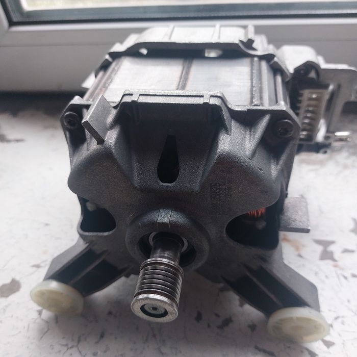 двигатель от стиральной машины Bosch.