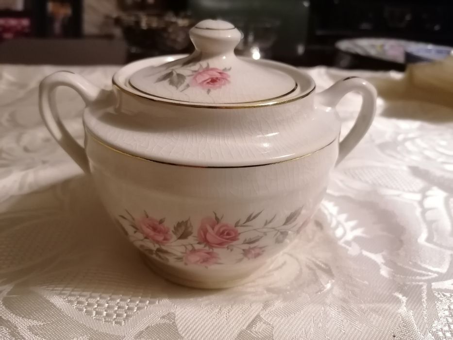 Açucareiro com 12cm de diâmetro e 10cm de altura. Loiças de Sacavem