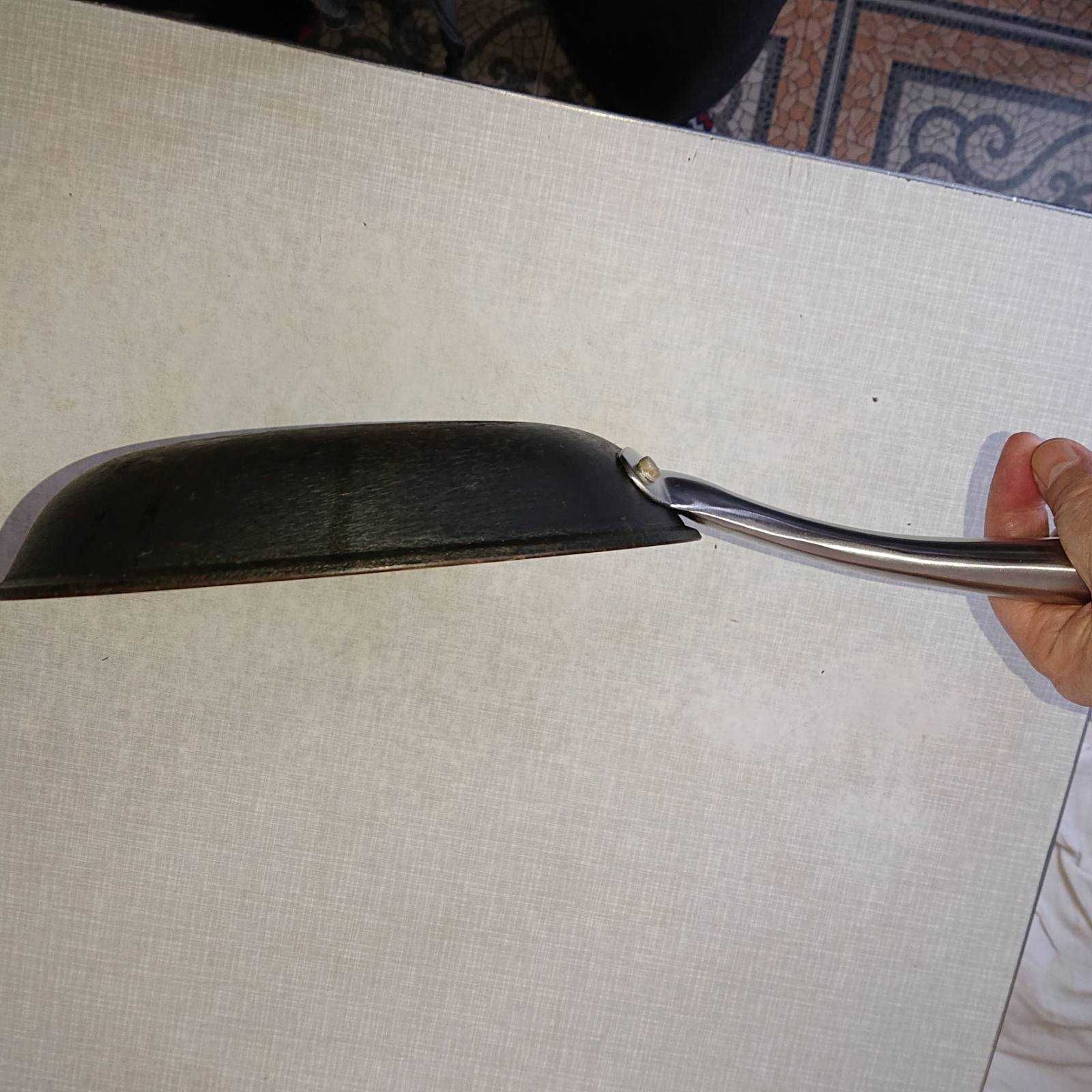 чавунна сковорода діаметром 25 см з довгою ручкою (18 см)