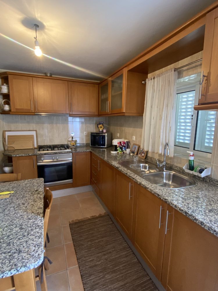 Cozinha equipada (moveis, eletrodomesticos, mesa e cadeiras)