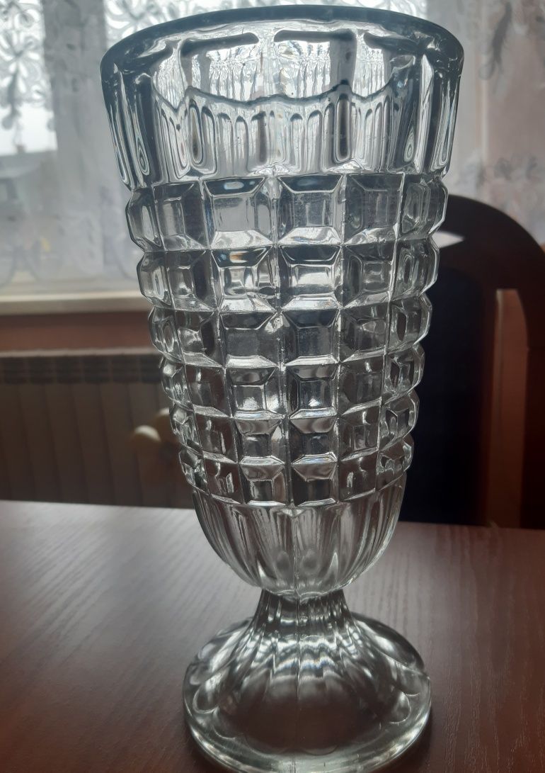 Szklany wazon z czasów PRL