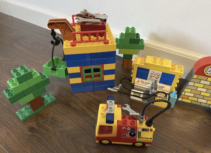 Zestaw Lego Duplo Lotnisko, 4 samoloty, pojazdy, ok. 265 elementow