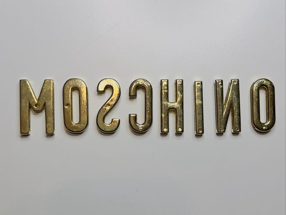 Металеві букви для ременя MOSCHINO золотистого кольору