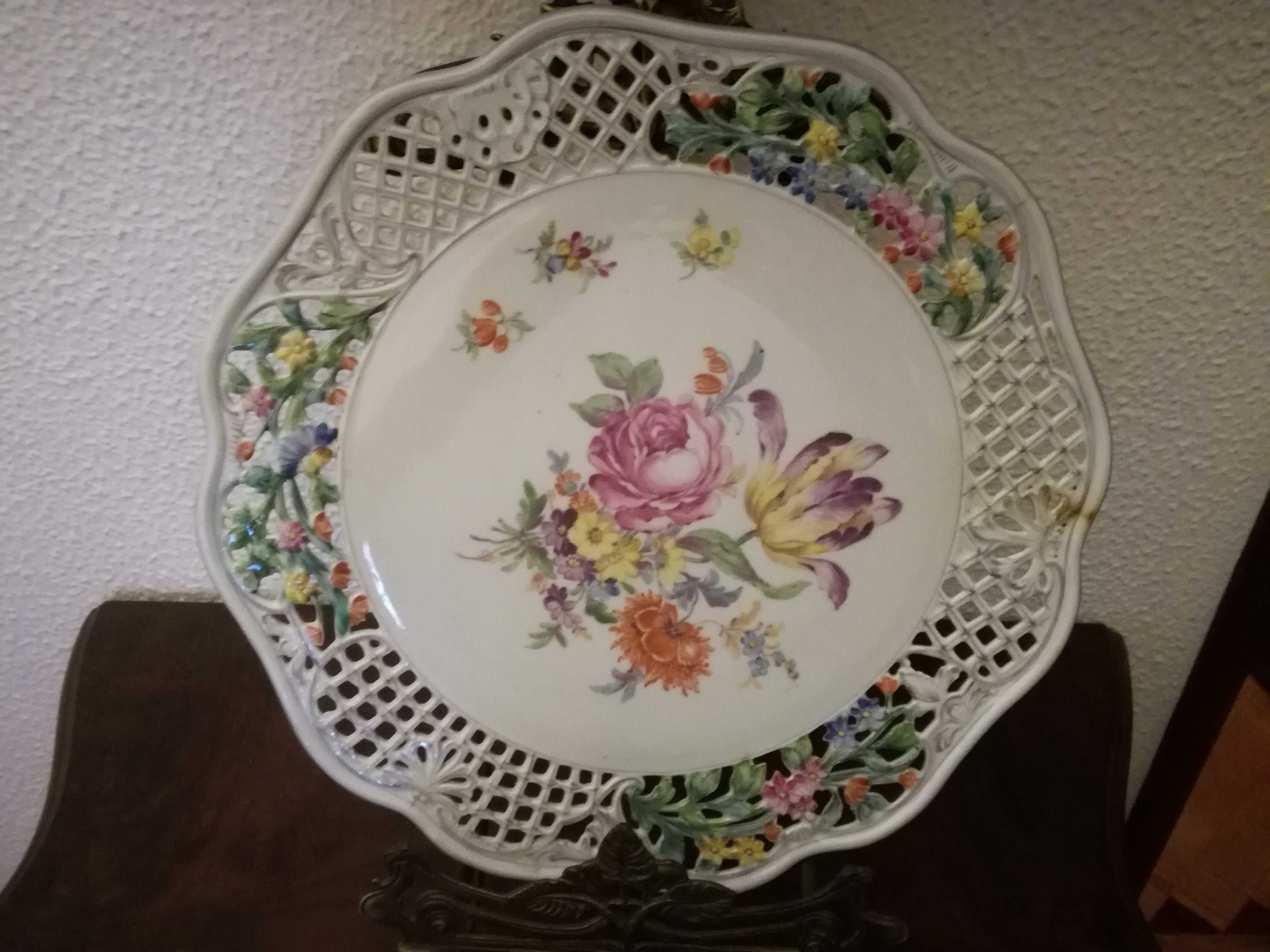 Prato Porcelana Alemã (DRESDEN) c/ Flores Pintadas -Diâmetro 35 cm