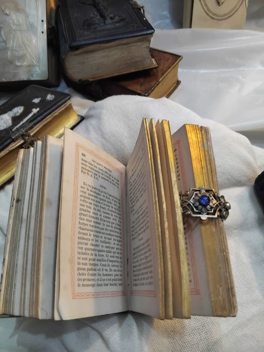 Missal antigo séc XIX  com embutidos em prata