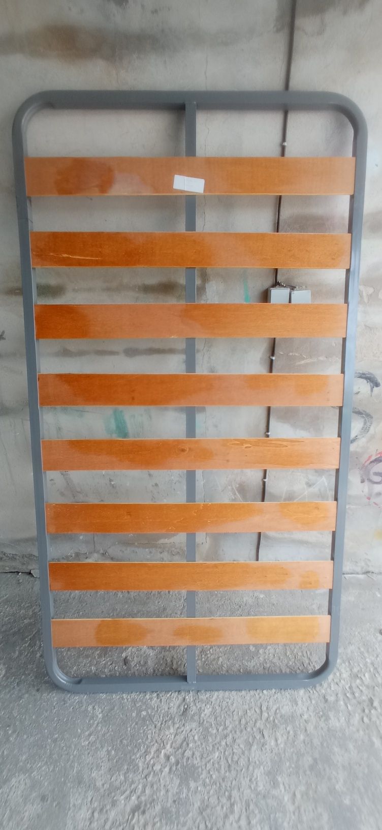estrado ripado solteiro
Medidas 
90x183
 Praticamente nov