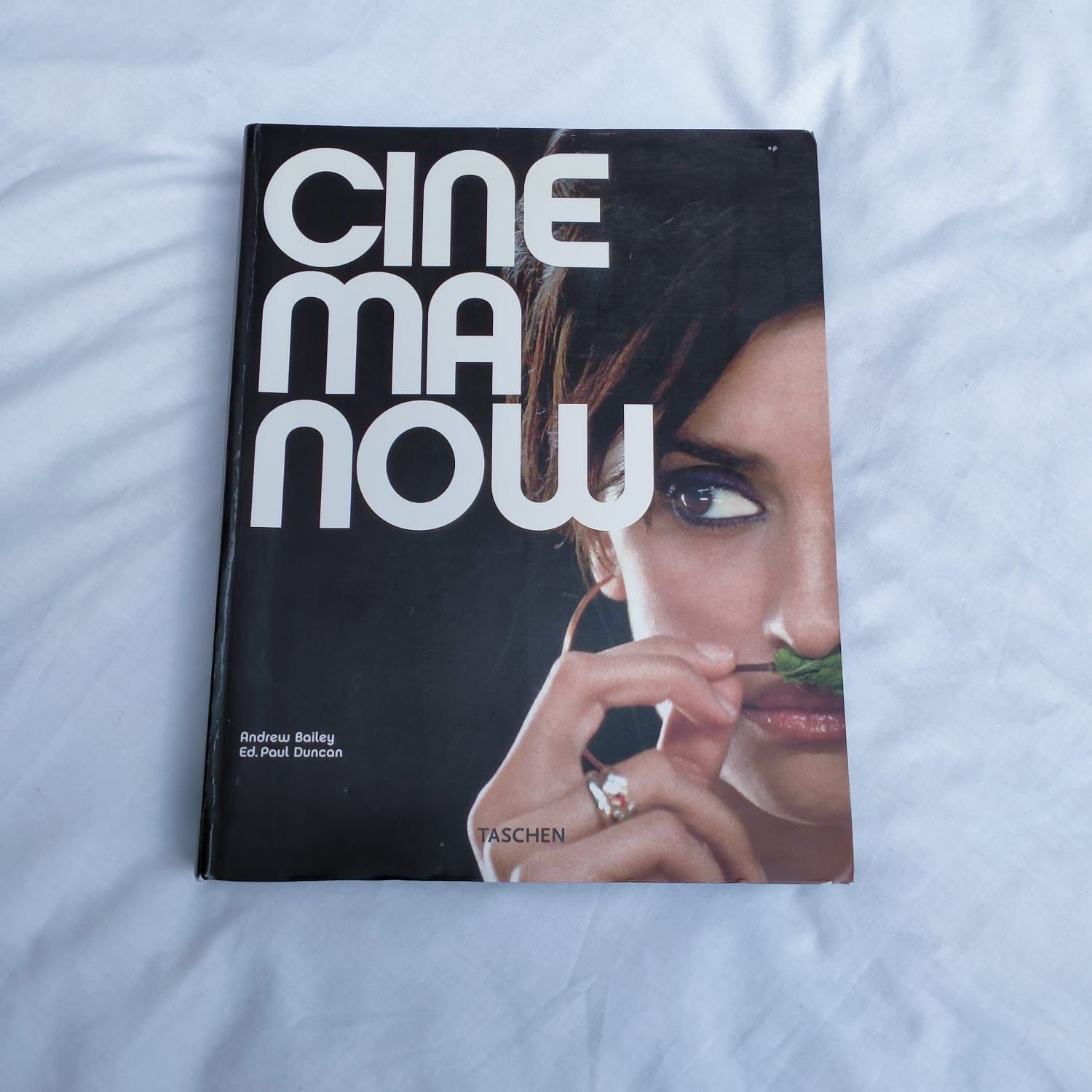 Curb your.. Album CINEMA NOW Taschen Bailey film moda design rekwizyt