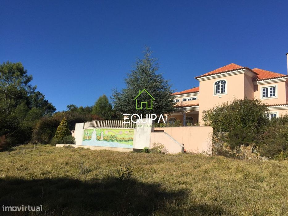 Moradia isolada T-7, na estrada nacional 117, em Belas, concelho de Si