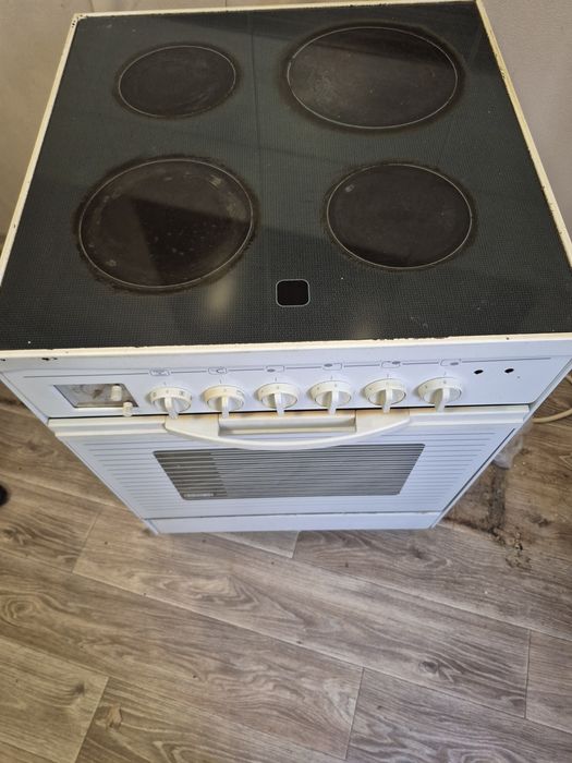 Продаю електричну плиту із духовкою марки DeLonghi