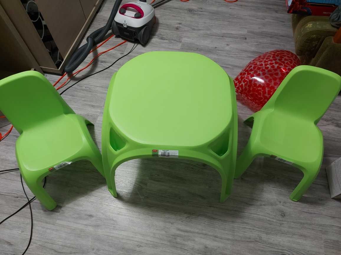 Stolik plus 2 krzesełka