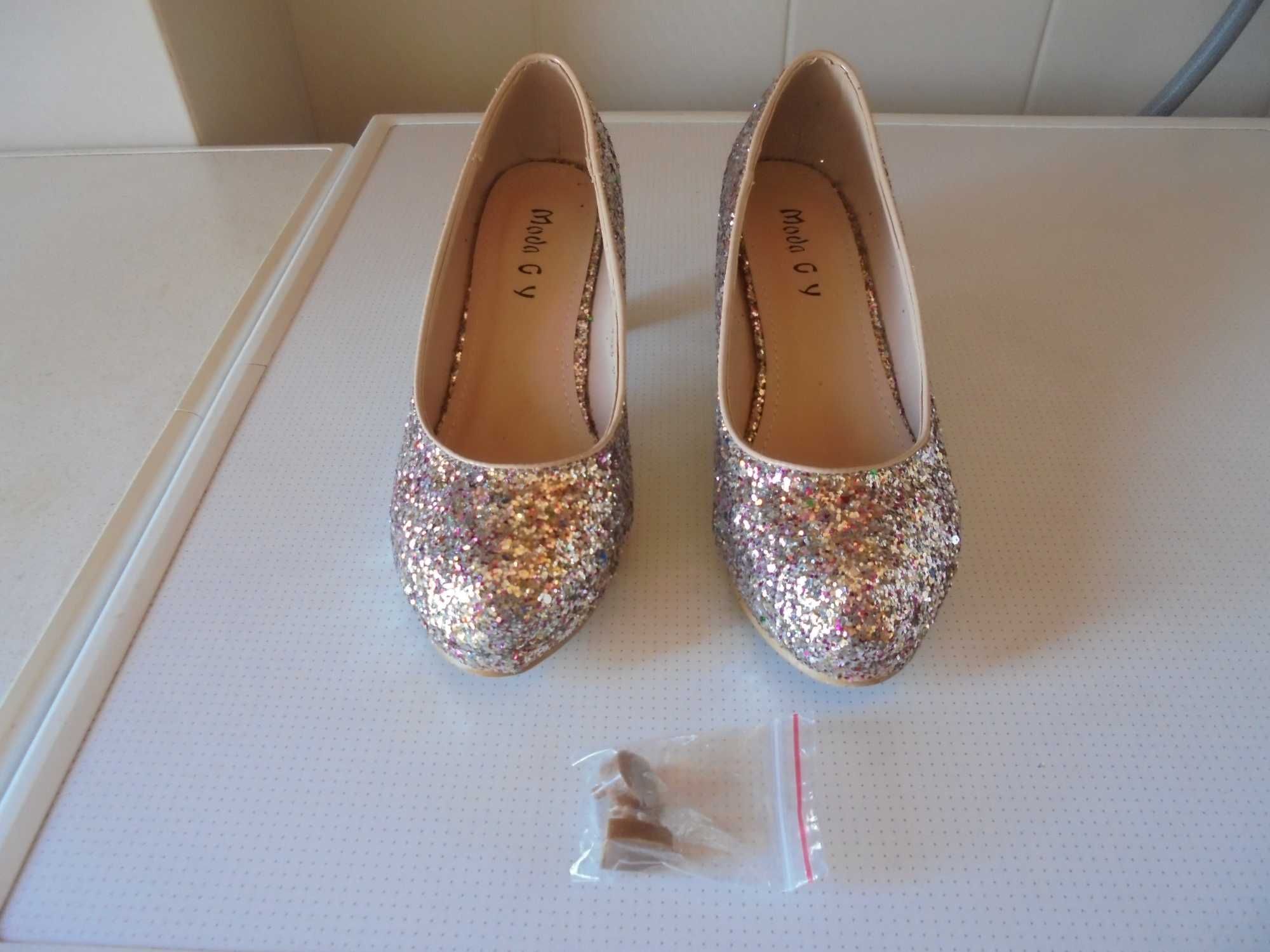 sapatos de senhora muito brilhante
