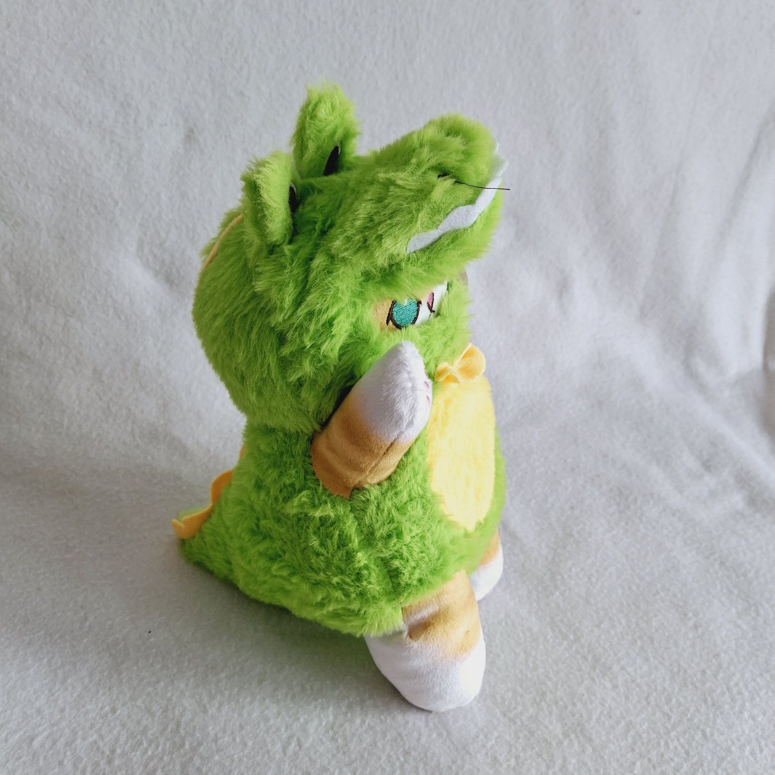 Kot w przebraniu dinozaura maskotka