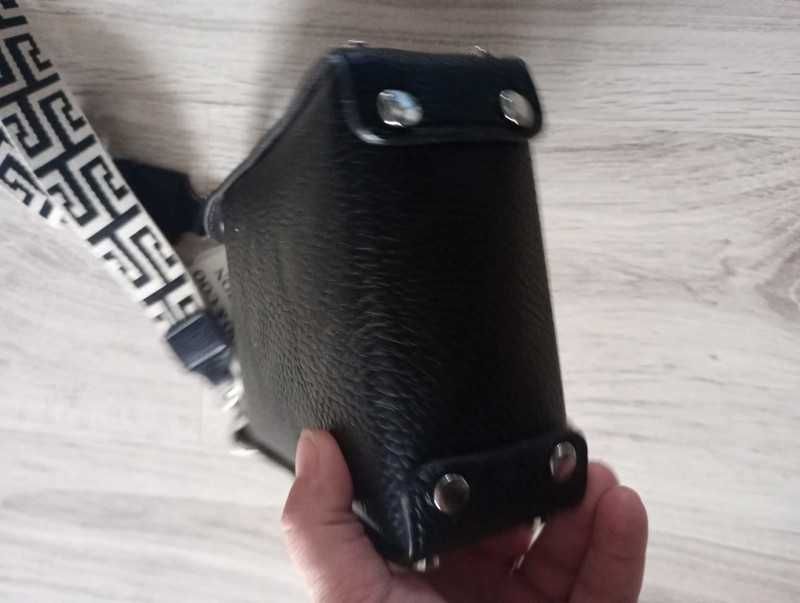 Nowa torebka włoska regulowana czarna kopertówka