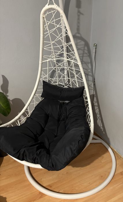 Kokon z czarnymi poduszkami