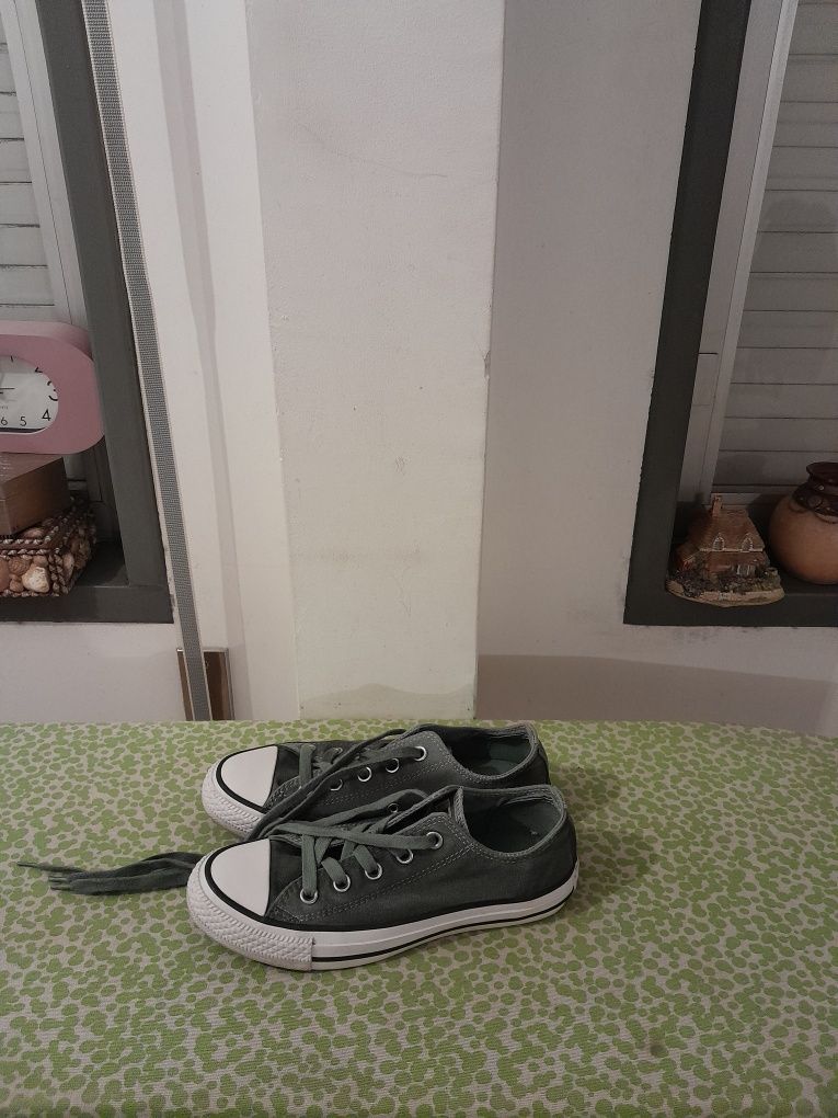 Vendo Sapatilhas de Senhora CONVERSE muito bonitas como novas