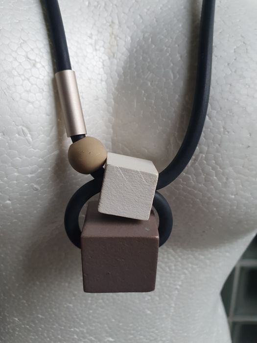 Długi naszyjnik na gumie