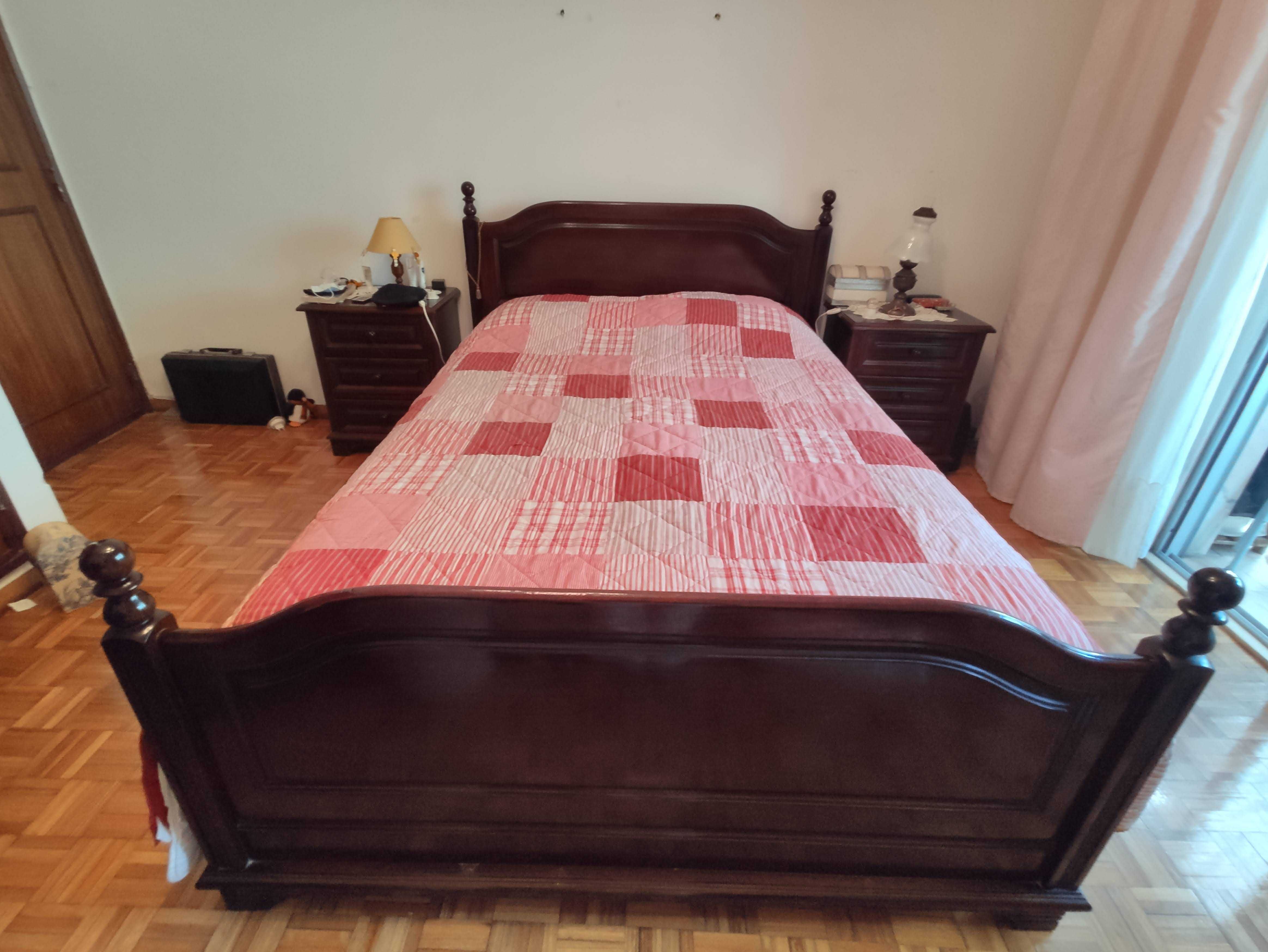 Cama de casal com mesas de cabeceira