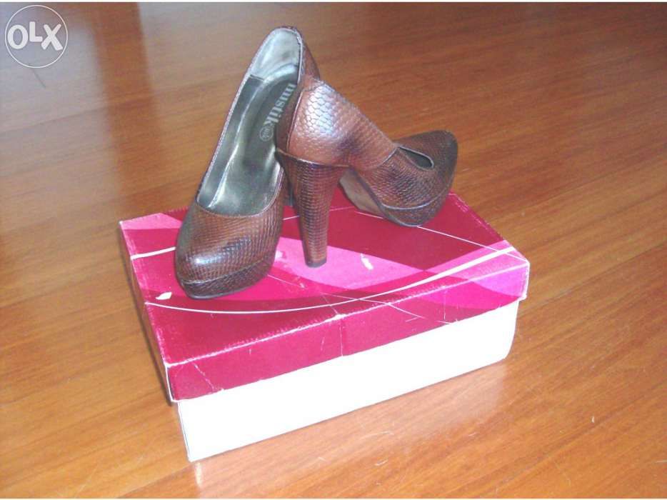 Sapatos de salto alto