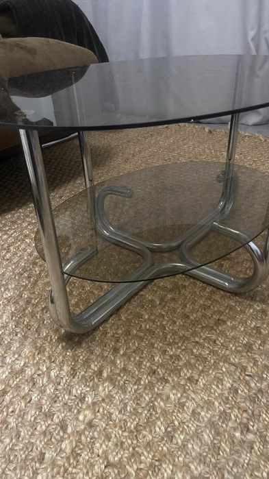Mesa vidro com detalhes metalicos
