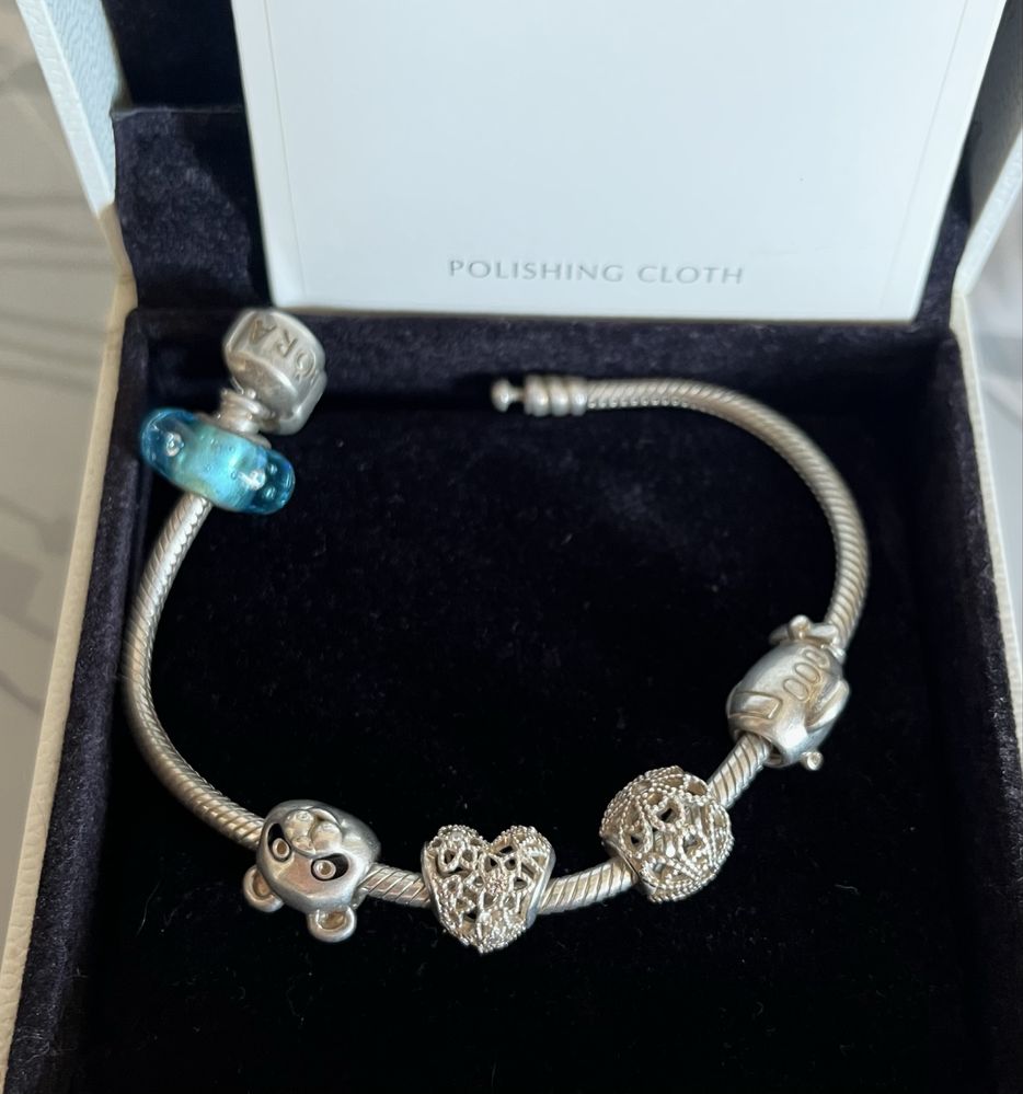 Срібний браслет Pandora з шармами.