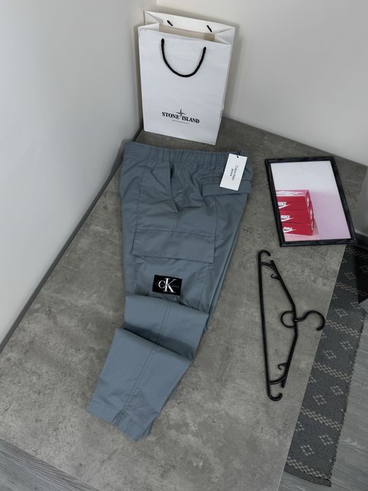 Карго штани Celvin Klein з патчем Нові