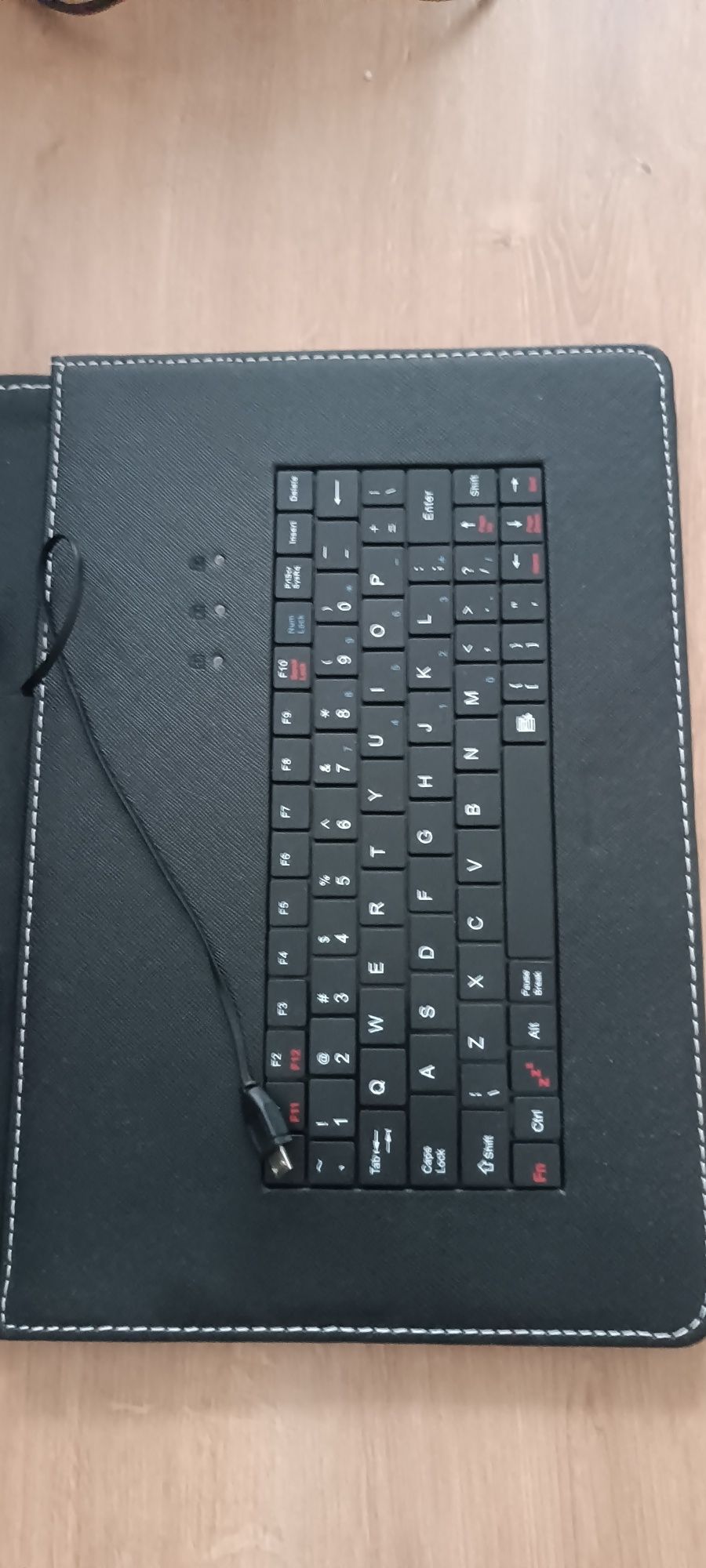 Etui z klawiaturą i pokrowiec na tablet