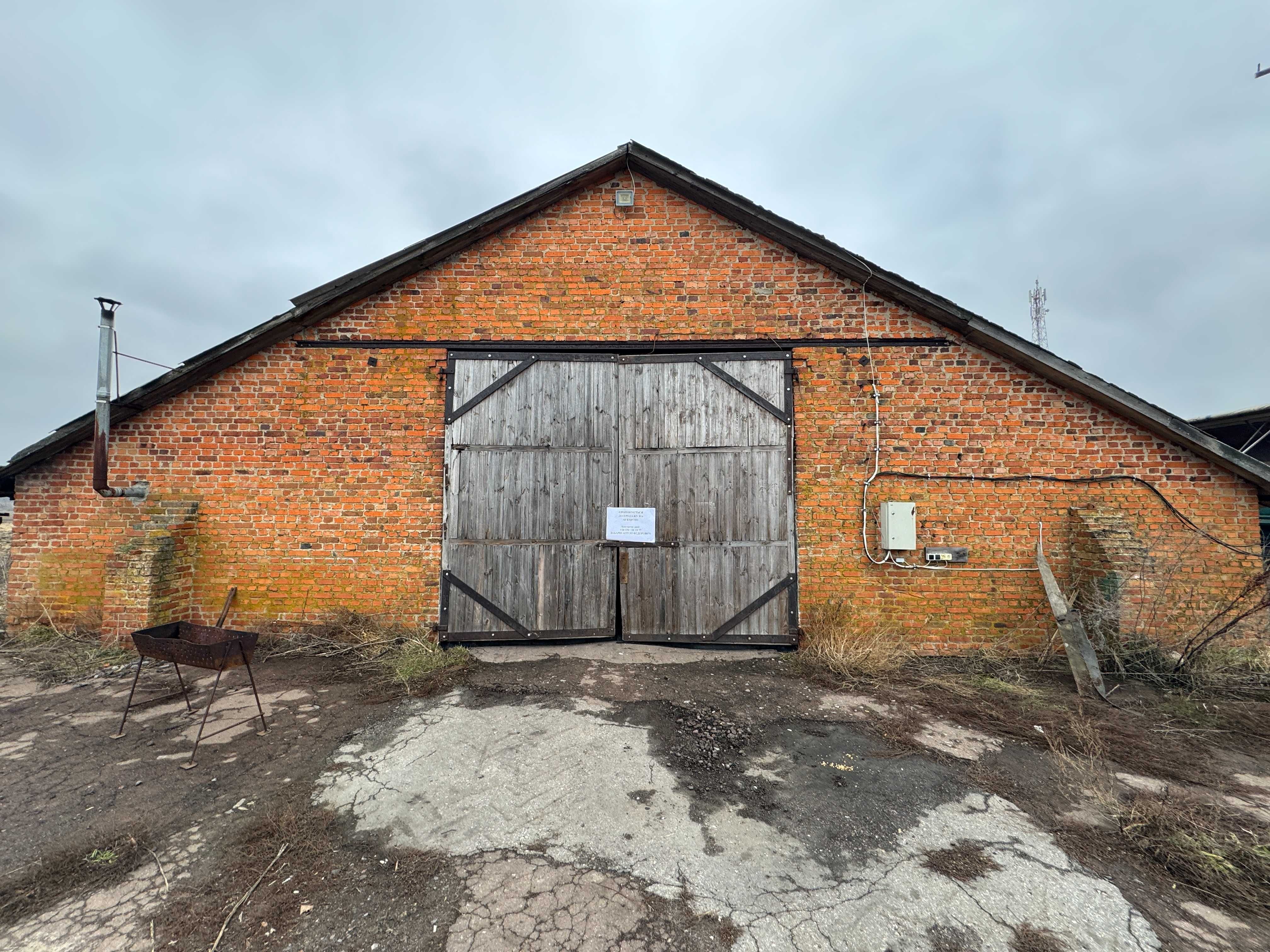 Комплекс нежитлових будівель 1 918,6 м2, с. Хоробичі, вул. Амосов