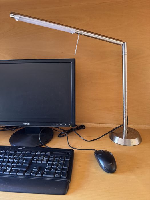 Candeeiro de secretaria cinzento