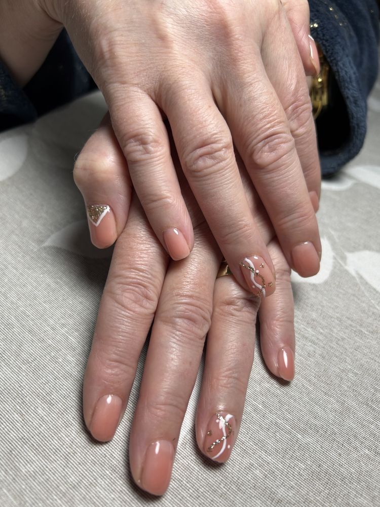 Stylizacja paznokci - manicure hybrydowy jako modelka