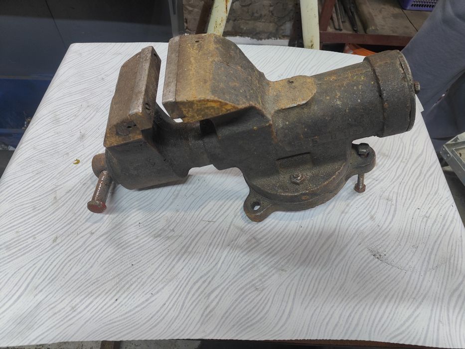 Продам тиски станочные и слесарные