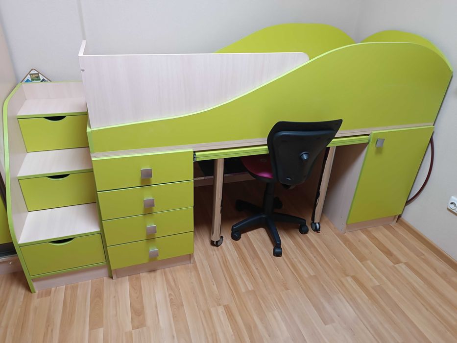 Продам ліжко-гірка з матрацом, стільцем, лампою та поличкою