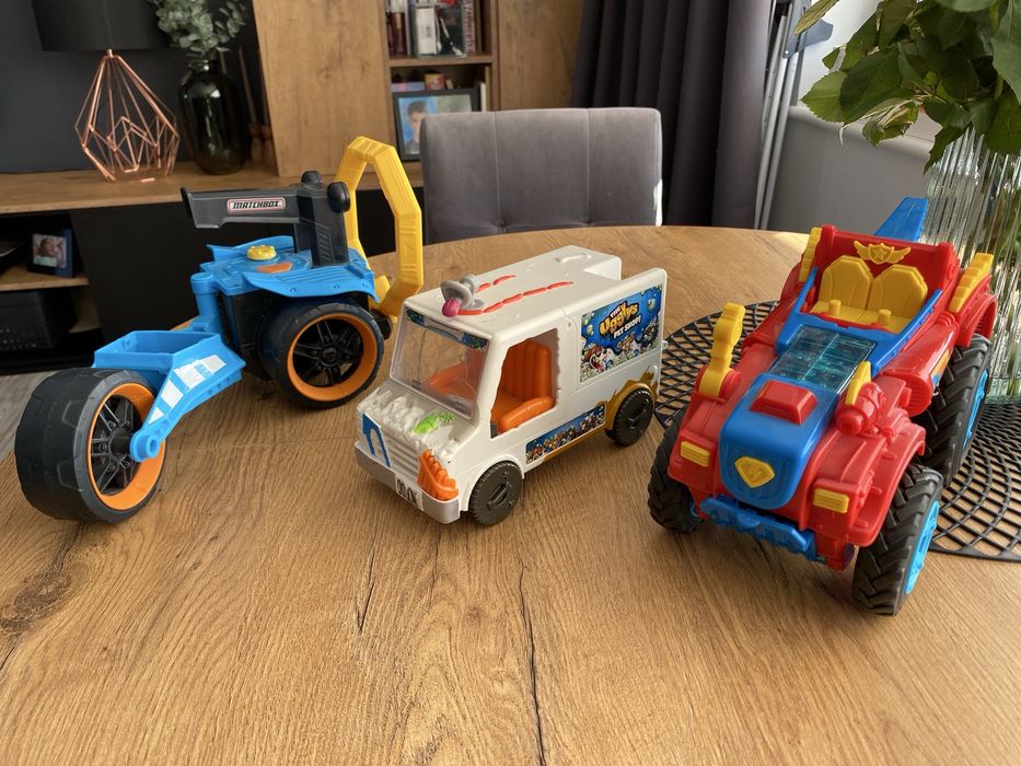 Zestaw zabawek pojazdów.