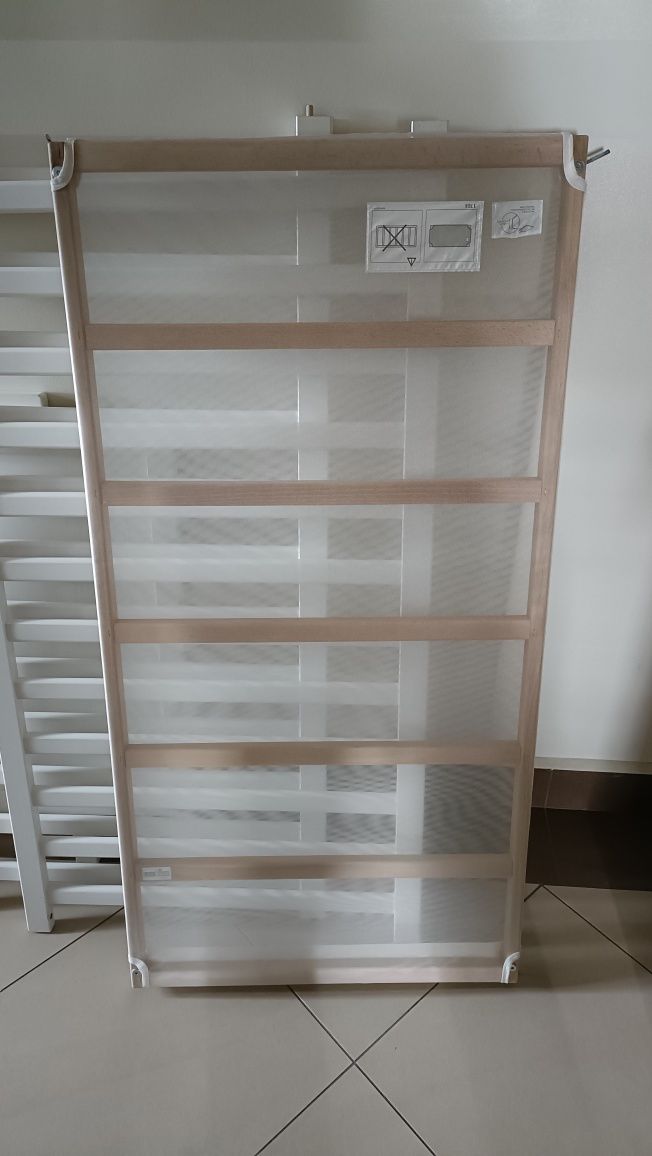 Białe drewniane lóżeczko dla dziecka / kojec