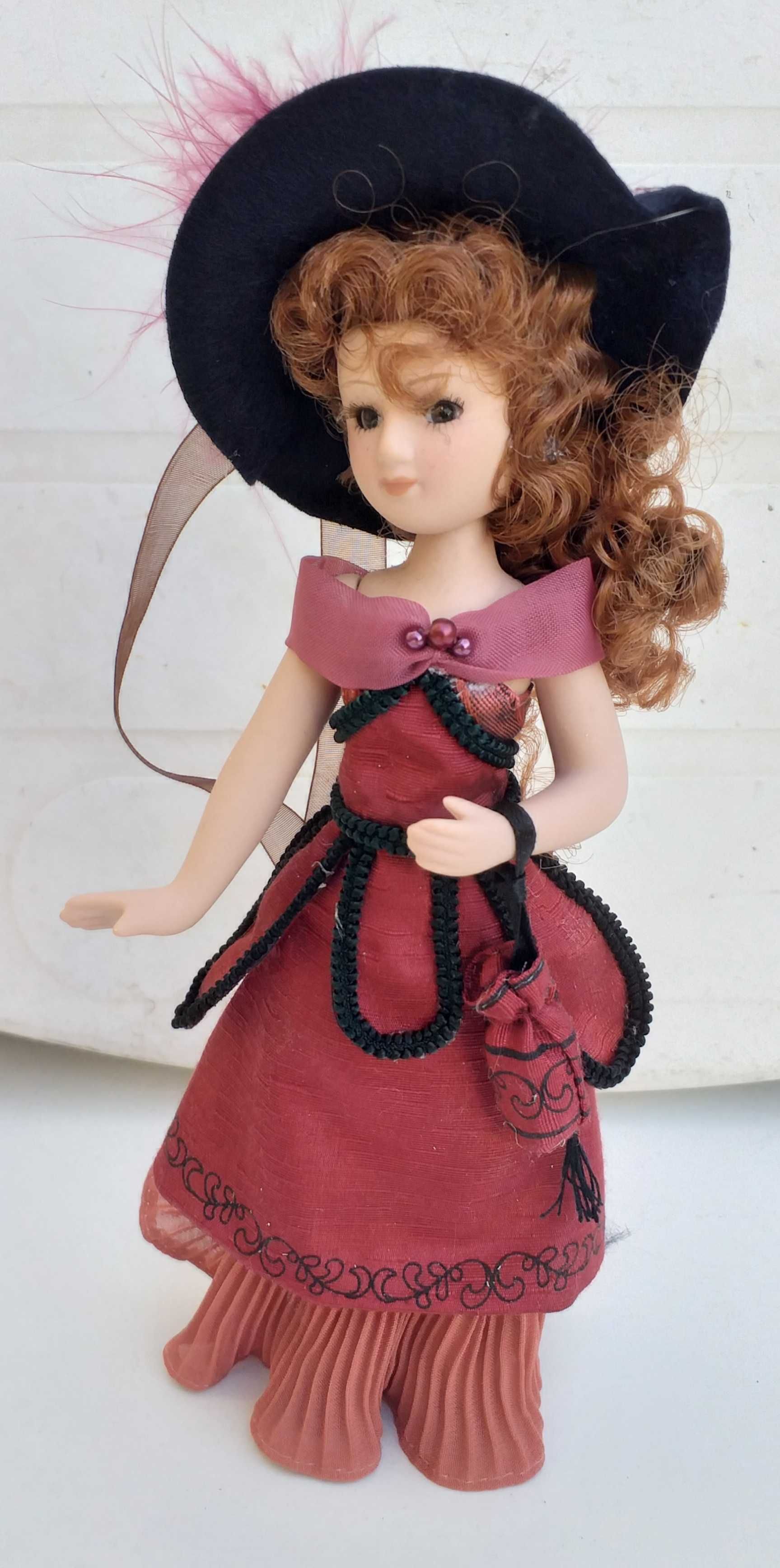 Bonecas em porcelana com fatos de damas antigas