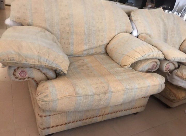 Terno conjunto de 3 sofás nacionais muito bons (p estofar)