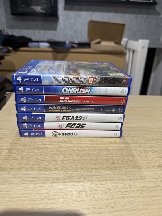 Konsola PS4 PRO 2 komplet - 2 Pady, 7 gier CD