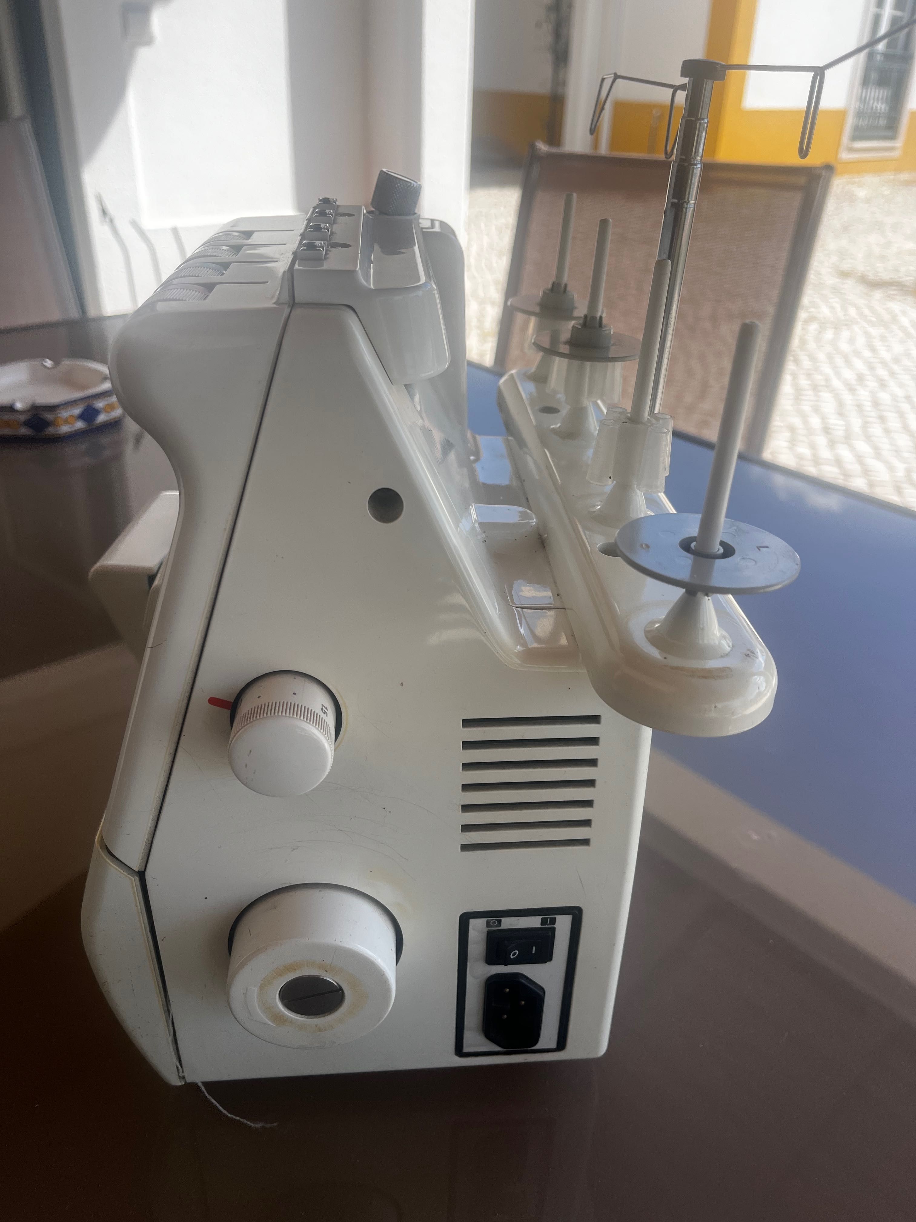 Maquina de Costura corta e cose 4 fios toyota