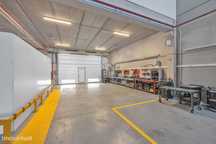 Armazém localizado junto ao MARL( Mercado abastecedor de Lisboa), muit