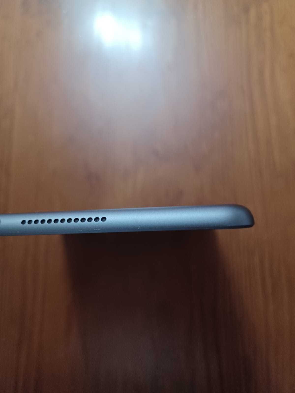 Tablet Apple iPad 10.2'' 2020 8a geração 32 GB - Cinzento
