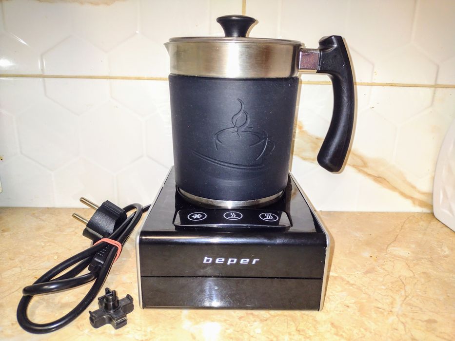 Automatyczny spieniacz do mleka Beper BB 200 czarny/srebrny